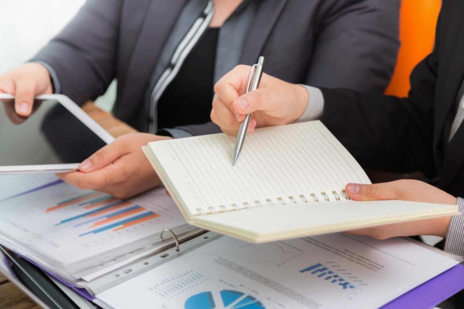 Processus de financement illustré par des graphiques et documents